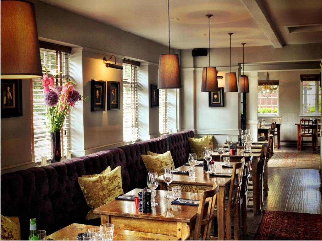 The Black Horse Fulmer Buitenkant foto
